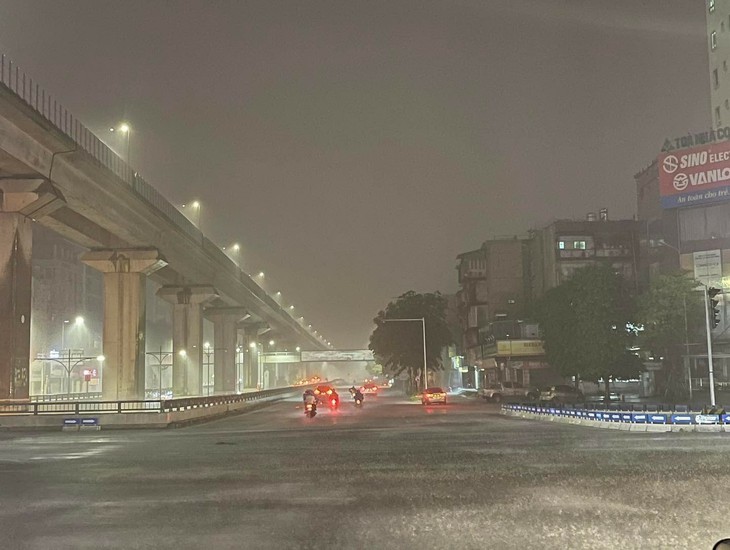 Cơn mưa "vàng" giải nhiệt sau những ngày nắng nóng, Hà Nội mát mẻ hẳn - Ảnh 2.