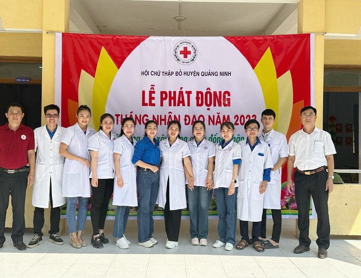 Khám, cấp thuốc miễn phí cho hàng trăm đồng bào Bru - Vân Kiều - Ảnh 2.