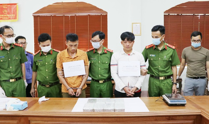 Bắt quả tang 2 đối tượng mua bán 16 bánh heroin - Ảnh 1.