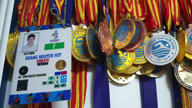 Cùng người thân cổ vũ cho "Rái cá sông Gianh" tranh tài ở đường đua xanh SEA Games 32 - Ảnh 3.
