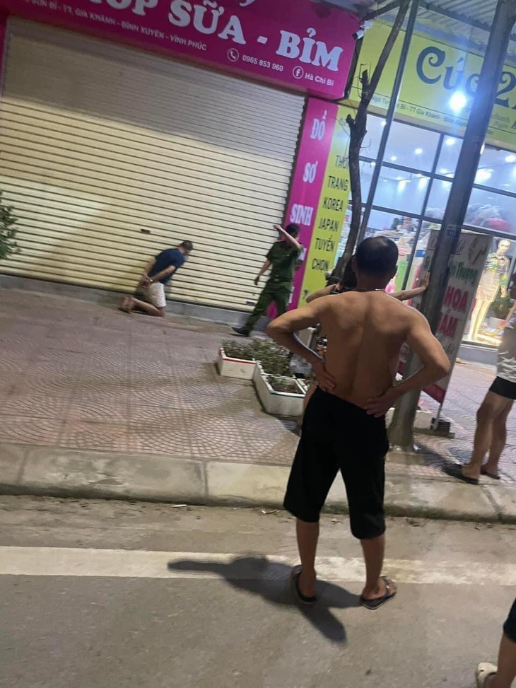 Vụ nam thanh niên đe dọa hiếp dâm cô gái bán quần áo: Nhân chứng kể việc khống chế nghi phạm - Ảnh 2.