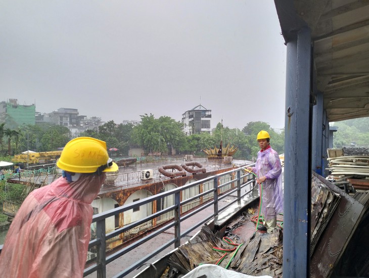 Cận cảnh việc tháo dỡ, di dời hai du thuyền cuối cùng ra khỏi hồ Tây - Ảnh 10.