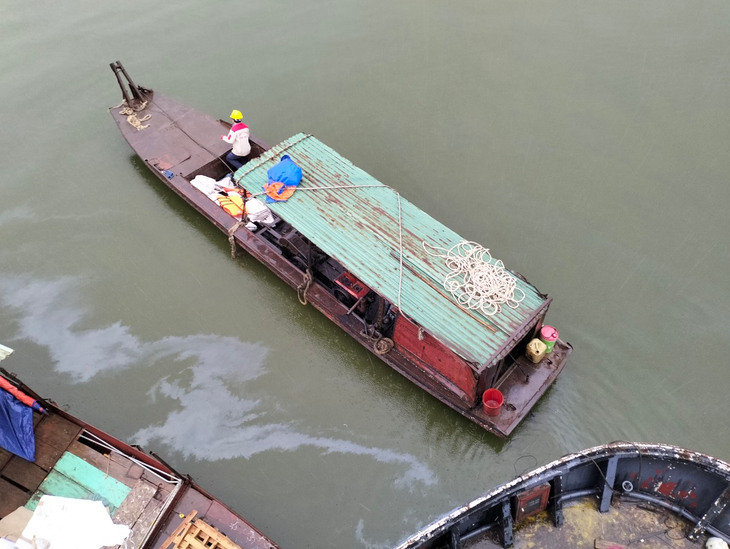 Cận cảnh việc tháo dỡ, di dời hai du thuyền cuối cùng ra khỏi hồ Tây - Ảnh 2.