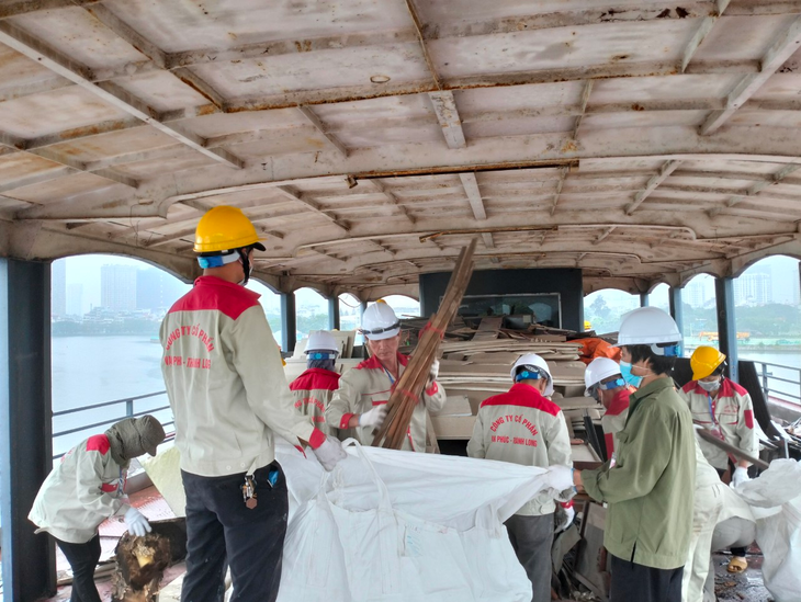 Cận cảnh việc tháo dỡ, di dời hai du thuyền cuối cùng ra khỏi hồ Tây - Ảnh 6.