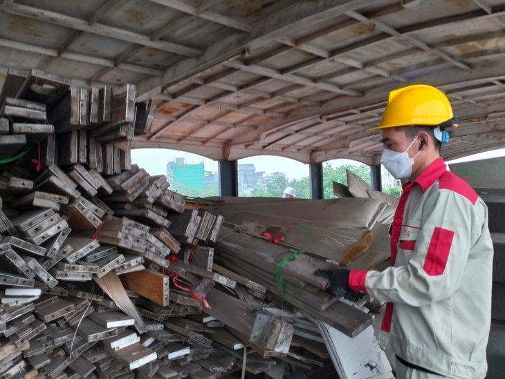 Cận cảnh việc tháo dỡ, di dời hai du thuyền cuối cùng ra khỏi hồ Tây - Ảnh 7.