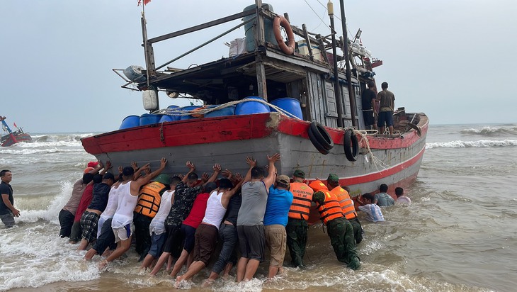 Dông lốc sau những ngày nắng gắt gây thiệt hại ở Quảng Trị và Thừa Thiên Huế - Ảnh 4. Dông lốc sau những ngày nắng gắt gây thiệt hại ở Quảng Trị và Thừa Thiên Huế - Ảnh 4.