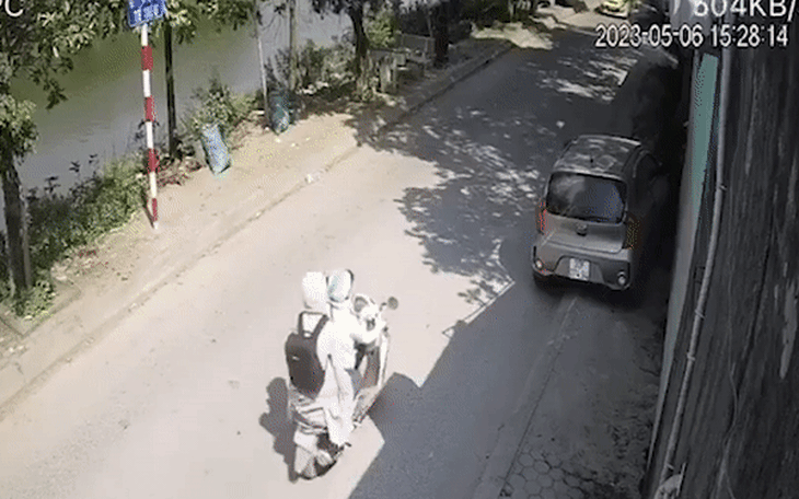 Mở cửa ô tô bất cẩn khiến 1 người phụ nữ đi xe máy tử vong