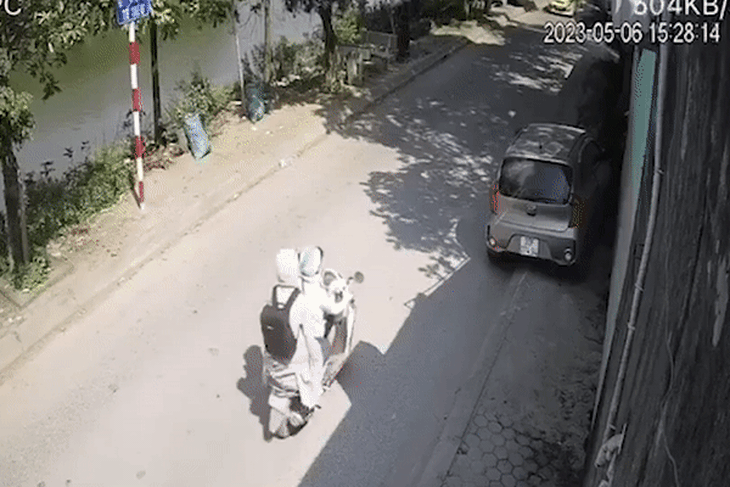 Mở cửa ô tô bất cẩn khiến 1 người phụ nữ đi xe máy tử vong - Ảnh 1. Mở cửa ô tô bất cẩn khiến 1 người phụ nữ đi xe máy tử vong - Ảnh 1.