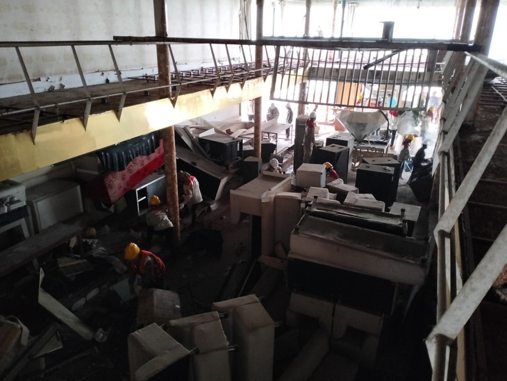 Cận cảnh việc tháo dỡ, di dời hai du thuyền cuối cùng ra khỏi hồ Tây - Ảnh 6.