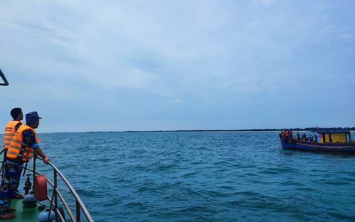 Tìm kiếm 2 ngư dân nghi mất tích trên biển Quảng Trị