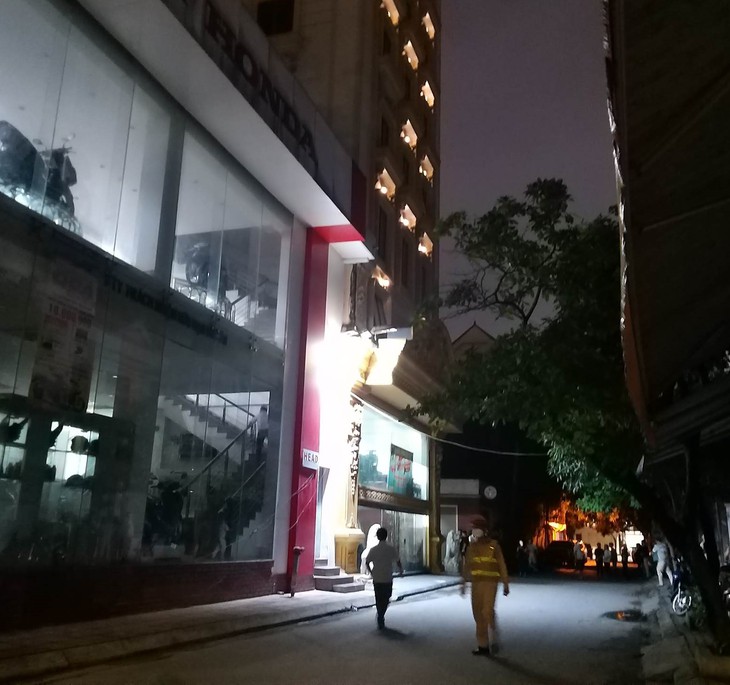 Xót xa bé 6 tuổi rơi từ tầng cao xuống đất tử vong - Ảnh 1.