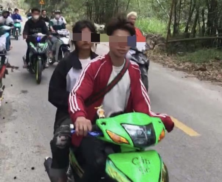 Nhóm thanh, thiếu niên điều khiển xe gắn máy bốc đầu, lạng lách đánh võng. Ảnh: Công an tỉnh Cao Bằng