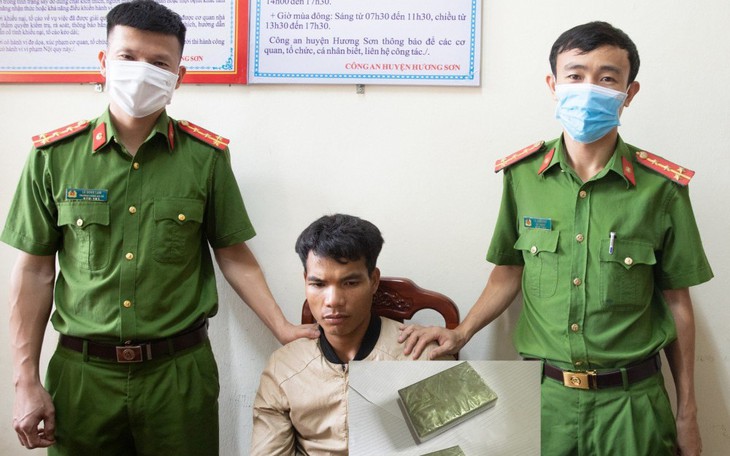 Bắt đối tượng nước ngoài vận chuyển heroin vào Việt Nam