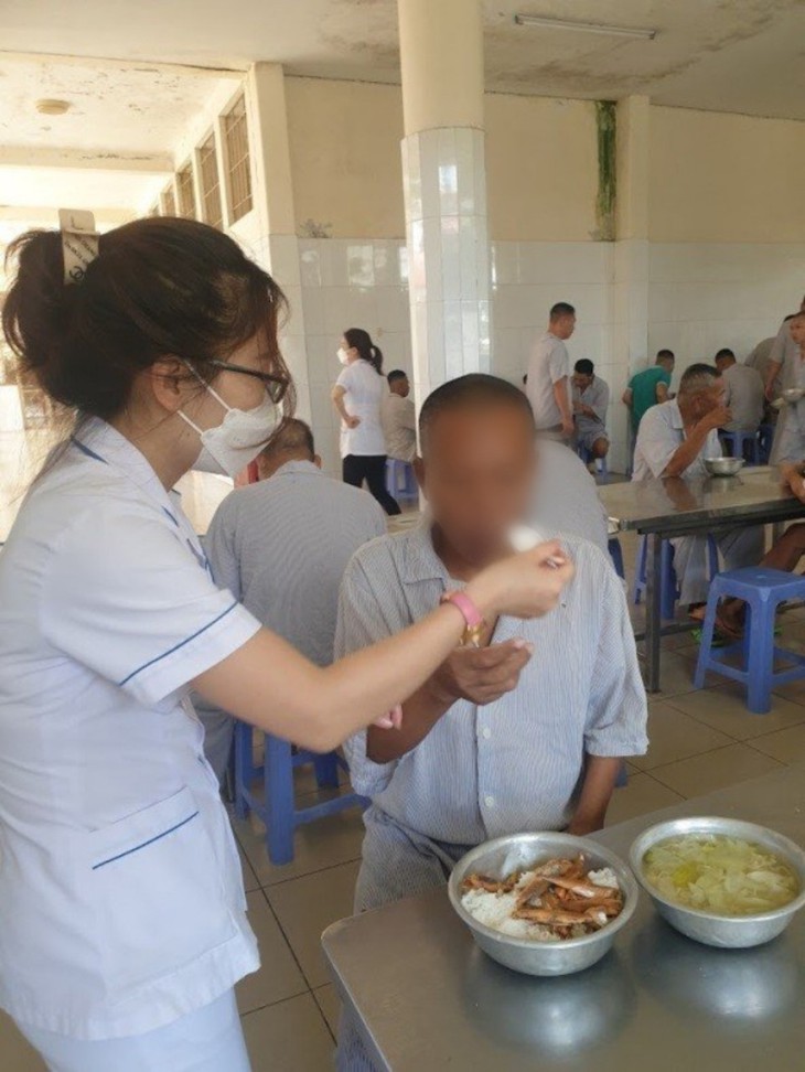 Nhọc nhằn làm điều dưỡng chăm bệnh nhân tâm thần - Ảnh 2.