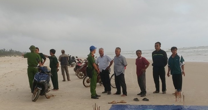 Phát hiện thi thể ngư dân mất tích trôi dạt vào bờ biển - Ảnh 1.
