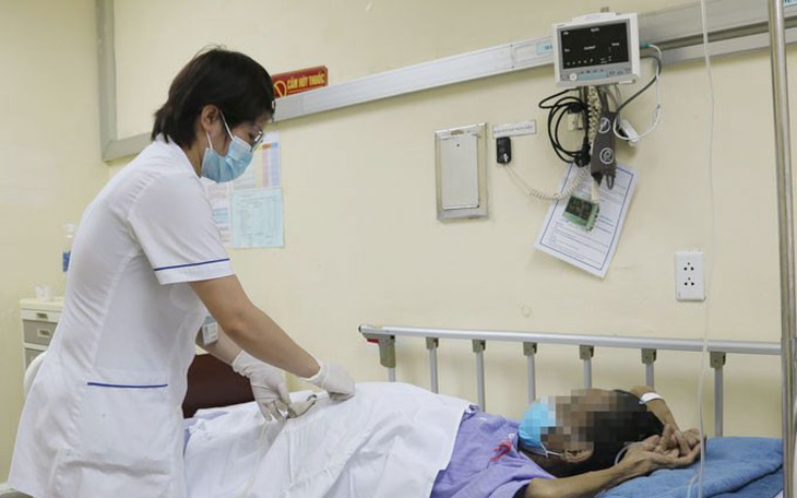 Bị xơ gan xin về điều trị thuốc nam người đàn ông nhập viện vì biến chứng rất nặng