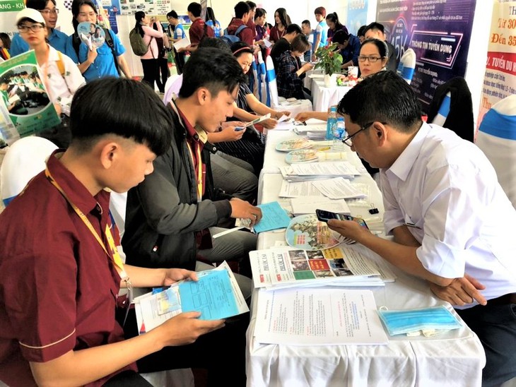 Đăng ký xét tuyển sớm: Thí sinh chắc chắn có được "tấm vé" vào đại học? - Ảnh 2.
