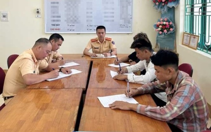 3 học sinh đi xe máy kẹp ba, bốc đầu đăng Facebook  - Ảnh 1.