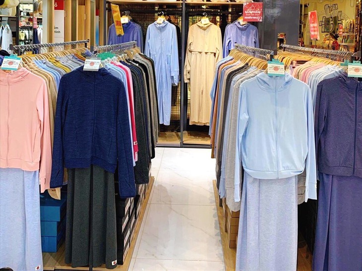 Chọn mua áo chống nắng nào tốt, chọn áo chống nắng màu sáng hay tối: Chị em thường mắc sai lầm này nên dù bỏ tiền triệu để mua vẫn không đạt hiệu quả - Ảnh 2. Chọn mua áo chống nắng nào tốt, chọn áo chống nắng màu sáng hay tối: Chị em thường mắc sai lầm này nên dù bỏ tiền triệu để mua vẫn không đạt hiệu quả - Ảnh 2.