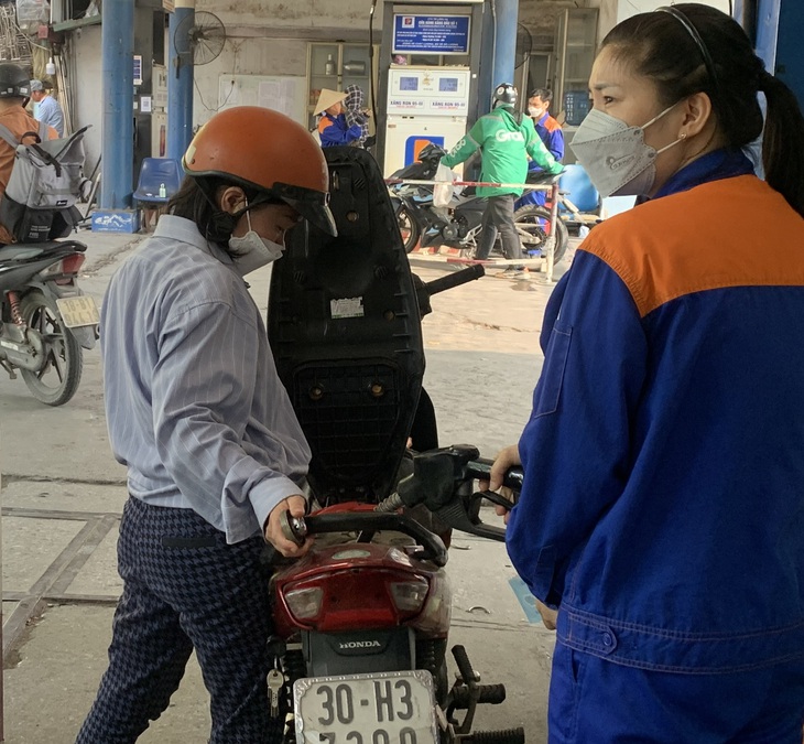 Giá xăng dầu hôm nay bất ngờ giảm - Ảnh 2. Giá xăng dầu hôm nay bất ngờ giảm - Ảnh 2.