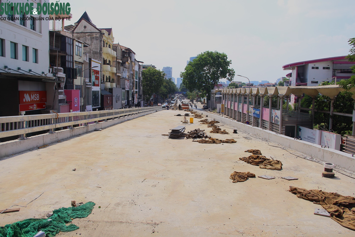 Công nhân đội nắng thi công cầu vượt trăm tỷ - Ảnh 1.