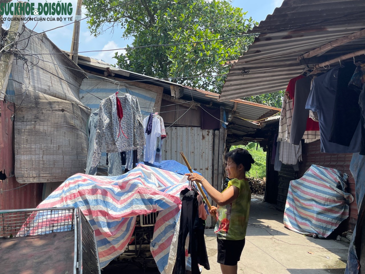 Xóm trọ dưới chân cầu Long Biên khốn khổ giữa nắng nóng - Ảnh 6.