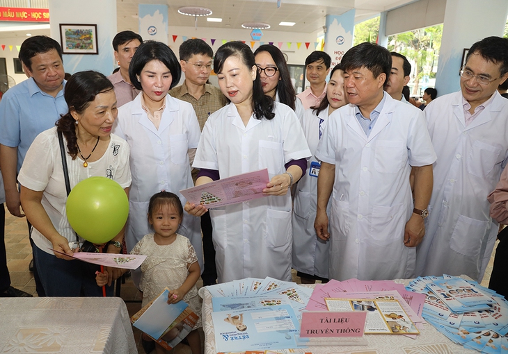 Bộ trưởng Đào Hồng Lan kiểm tra công tác tổ chức chiến dịch bổ sung Vitamin A tại Hà Nội - Ảnh 2. Bộ trưởng Đào Hồng Lan kiểm tra công tác tổ chức chiến dịch bổ sung Vitamin A tại Hà Nội - Ảnh 2.