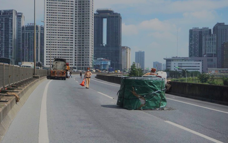 Xử lý mạnh tay các trường hợp làm rơi bê tông, thép cuộn xuống đường - Ảnh 3. Xử lý mạnh tay các trường hợp làm rơi bê tông, thép cuộn xuống đường - Ảnh 3.