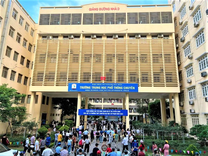 Sĩ tử Hà Nội bắt đầu cuộc đua giành vé vào lớp 10 các trường chuyên - Ảnh 2. Sĩ tử Hà Nội bắt đầu cuộc đua giành vé vào lớp 10 các trường chuyên - Ảnh 2.