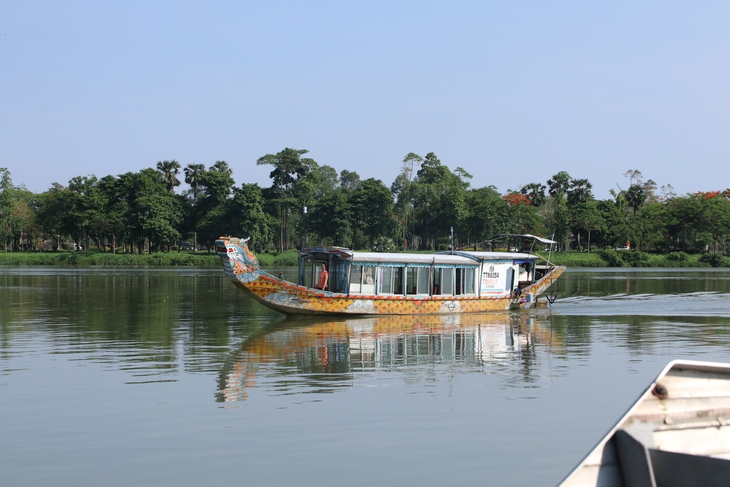 Hàng loạt thuyền rồng du lịch trên sông Hương sẽ bị "khai tử" - Ảnh 3. Hàng loạt thuyền rồng du lịch trên sông Hương sẽ bị "khai tử" - Ảnh 3.