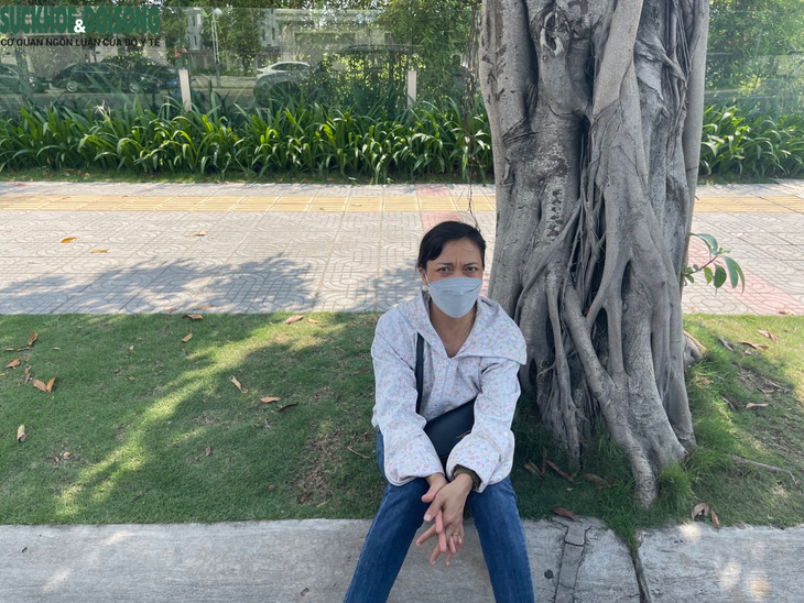 Phụ huynh 'đội nắng' chờ con thi vào lớp 10 Hà Nội: Mất ăn, mất ngủ, thương con vì áp lực - Ảnh 2.