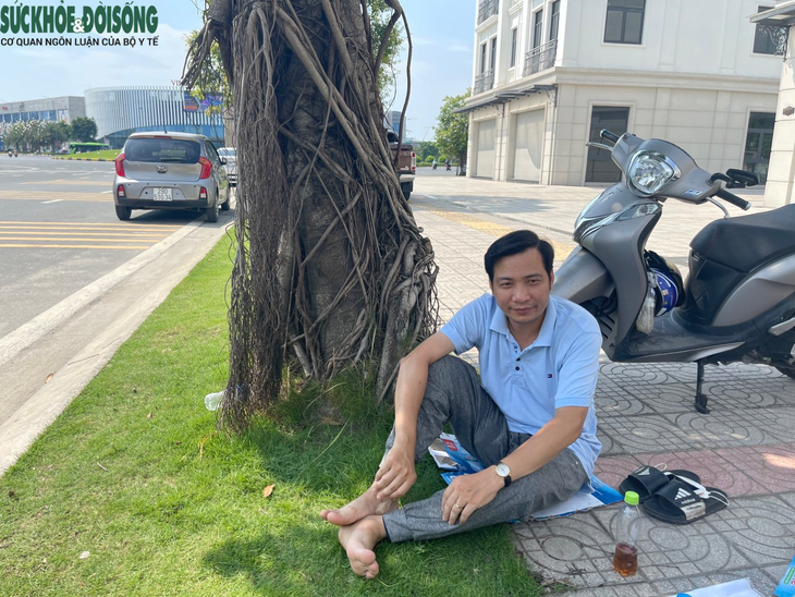 Phụ huynh 'đội nắng' chờ con thi vào lớp 10 Hà Nội: Mất ăn, mất ngủ, thương con vì áp lực - Ảnh 3.
