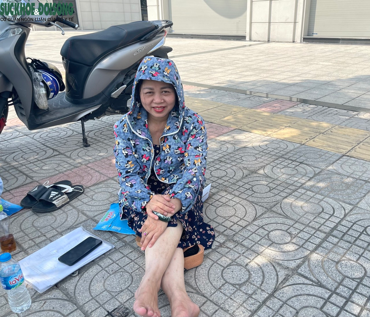 Phụ huynh 'đội nắng' chờ con thi vào lớp 10 Hà Nội: Mất ăn, mất ngủ, thương con vì áp lực - Ảnh 4.
