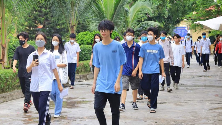 Thí sinh vui vẻ chuẩn bị bước vào thi môn Ngoại ngữ - Ảnh 2.