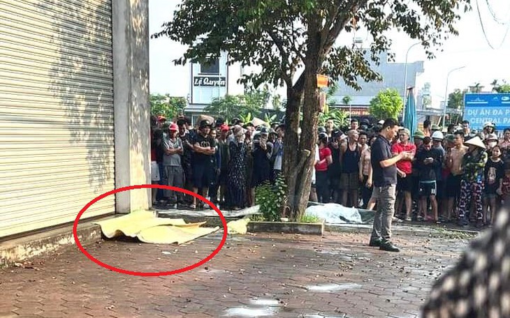 Người dân tá hỏa phát hiện thi thể cô gái được giấu trong bao dứa để trước cửa nhà