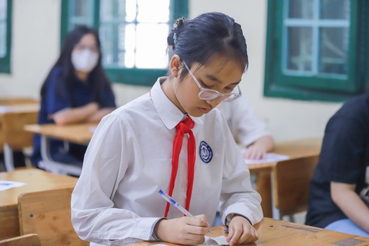 Hơn 100.000 học sinh Hà Nội dự thi môn đầu tiên kỳ thi vào lớp 10 - Ảnh 1.