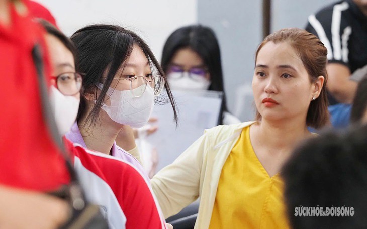 Ngày đầu kỳ thi vào lớp 10 THPT, phụ huynh Hà Nội nín thở lo con trượt công lập 