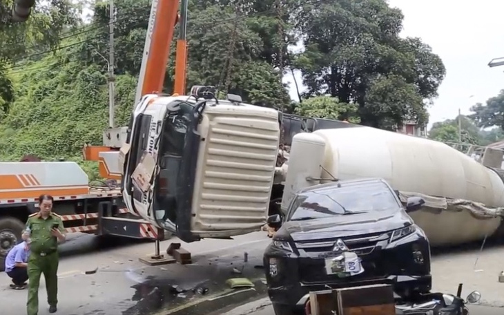 Xe bồn lật đè xe máy ở Lào Cai khiến 2 người tử vong