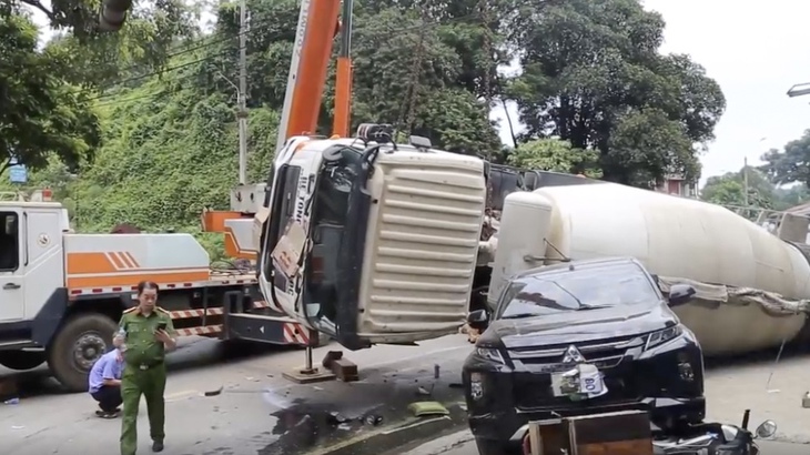 Xe bồn lật đè xe máy khiến 2 người tử vong - Ảnh 1. Xe bồn lật đè xe máy khiến 2 người tử vong - Ảnh 1.