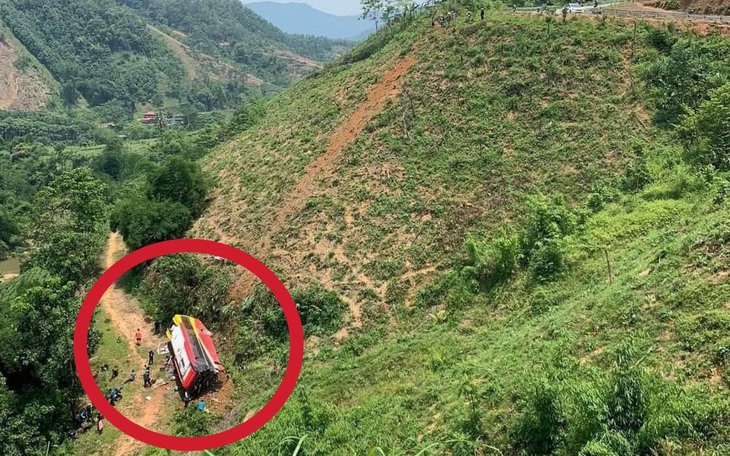 Ô tô chở hàng chục khách du lịch lao xuống sườn đồi khiến nhiều người bị thương