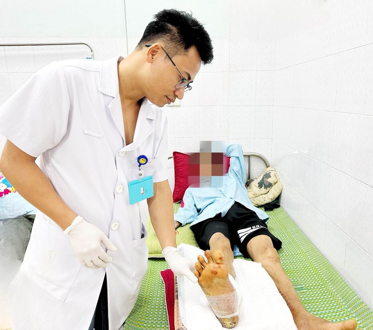 Cắt cây trên đồi, bệnh nhân bị đứt rời cẳng chân - Ảnh 3.