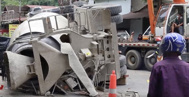 Xe bồn lật đè xe máy khiến 2 người tử vong - Ảnh 3. Xe bồn lật đè xe máy khiến 2 người tử vong - Ảnh 3.