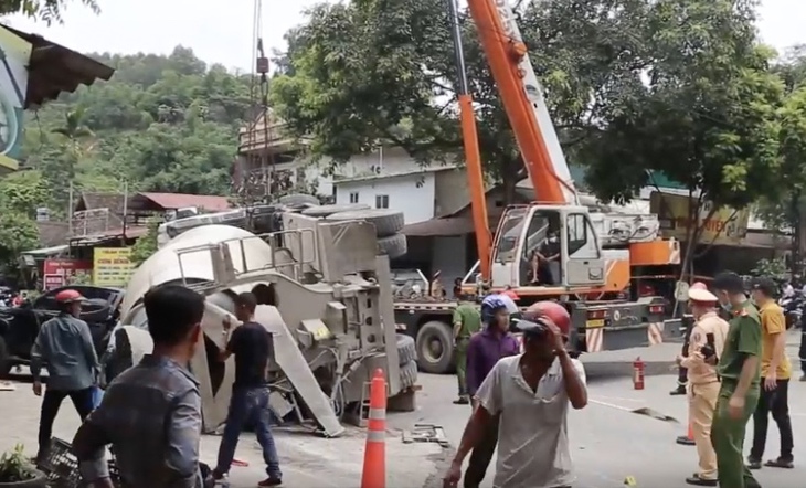 Xe bồn lật đè xe máy khiến 2 người tử vong - Ảnh 2. Xe bồn lật đè xe máy khiến 2 người tử vong - Ảnh 2.
