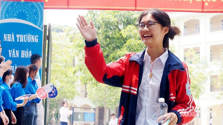 Phụ huynh, thí sinh rạng rỡ kết thúc bài thi môn Toán vào lớp 10 - Ảnh 1.