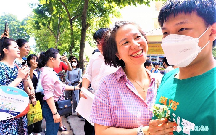 Phụ huynh, thí sinh vỡ oà cảm xúc khi kết thúc bài thi môn Toán vào lớp 10