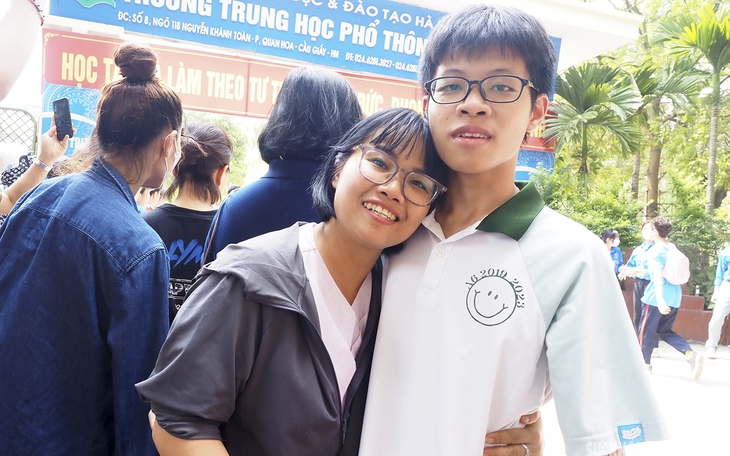 Xúc động câu chuyện của người mẹ vượt hơn 10.000 km về đưa con đi thi vào lớp 10