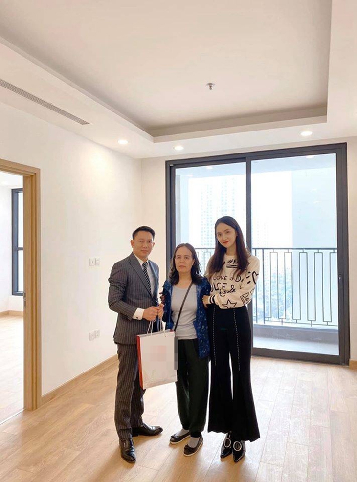 Chân dung người phụ nữ được Hoa hậu Chuyển giới Hương Giang tặng cả căn hộ hạng sang nhân dịp sinh nhật - Ảnh 10. Chân dung người phụ nữ được Hoa hậu Chuyển giới Hương Giang tặng cả căn hộ hạng sang nhân dịp sinh nhật - Ảnh 10.