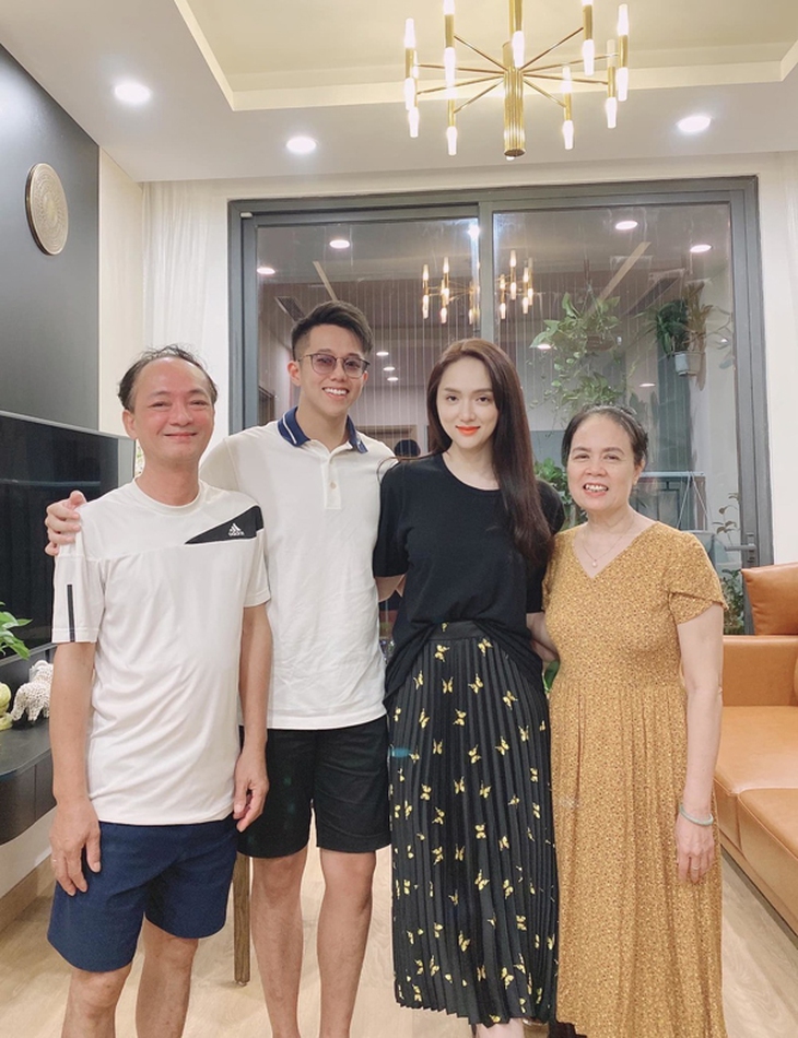 Chân dung người phụ nữ được Hoa hậu Chuyển giới Hương Giang tặng cả căn hộ hạng sang nhân dịp sinh nhật - Ảnh 7. Chân dung người phụ nữ được Hoa hậu Chuyển giới Hương Giang tặng cả căn hộ hạng sang nhân dịp sinh nhật - Ảnh 7.