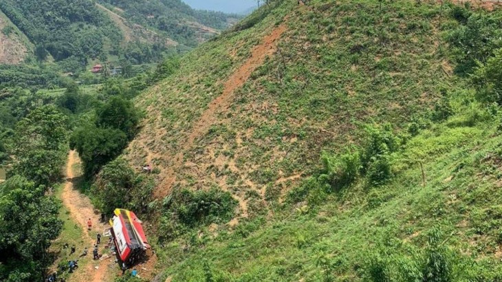 Thông tin mới vụ ô tô chở hàng chục khách du lịch lao xuống sườn đồi - Ảnh 2.