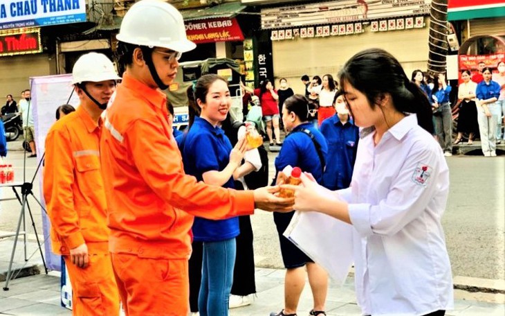 Sắc vàng, cam, xanh của các lực lượng hỗ trợ, tiếp sức thí sinh thi lớp 10 vượt vũ môn